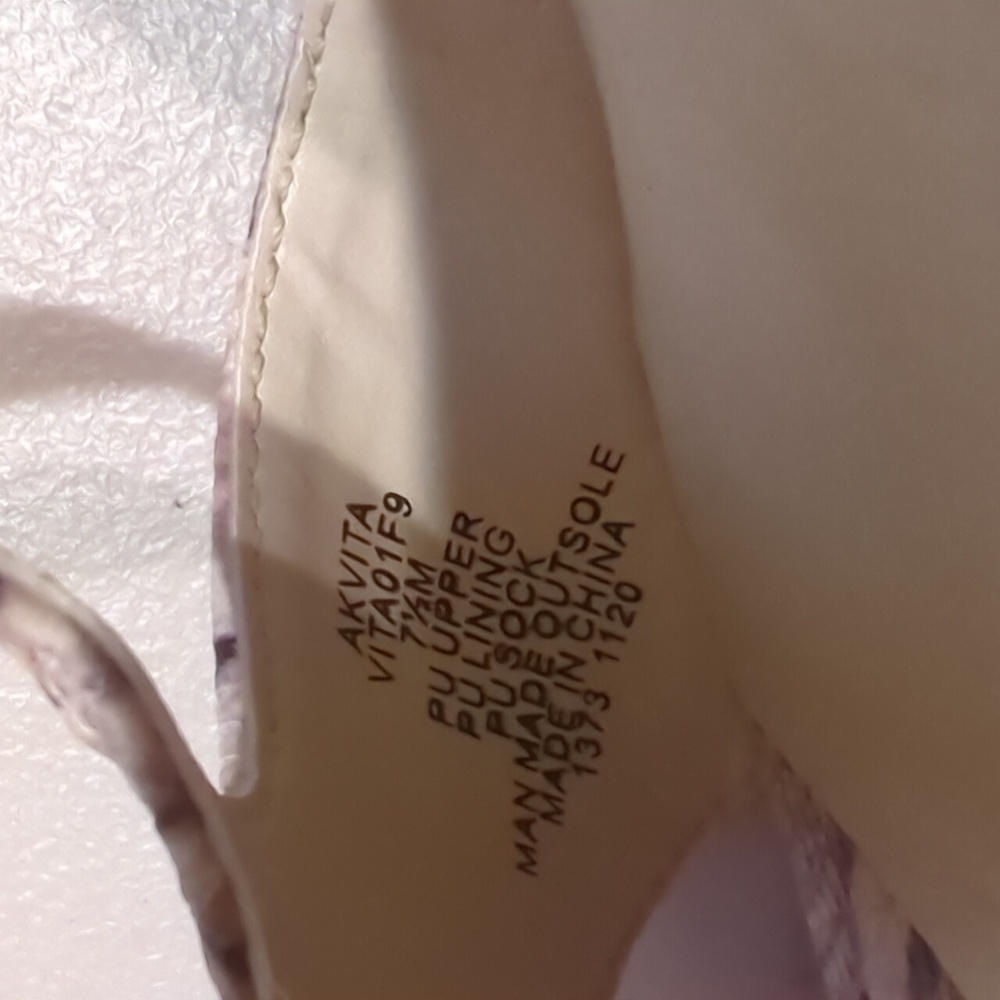 Anne Klein, Snake Pattern Open Toe,T Strap, Block Heels 7.5 - Picture 10 of 10